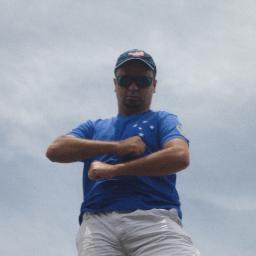 Sou tranquilo e alegre, ou seja, adoro a vida.