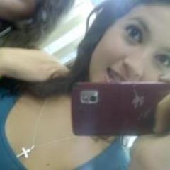 Debaixo da maquiagem e por trás do meu sorriso, eu sou apenas uma menina que deseja o mundo♥