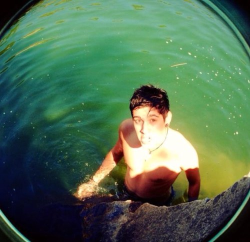 Estudiante de Biologia Ambiental, hijo de Bello, ex-cucho, ahora Maestro. Músico y Ambientalista hasta a médula.