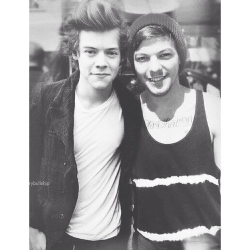 perfectakalarry's profile picture. probably crying. 03.05.2013.