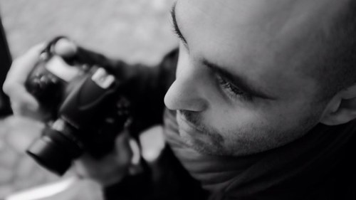 Naturalista e fotografo rinchiuso dentro un ufficio comunale