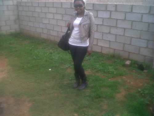 Im pretty, fun, loving, nice and love talking n laughing