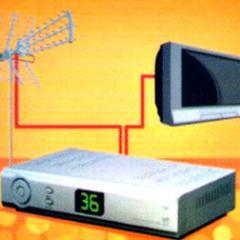 Set-top-box adalah alat untuk mengkonversi sinyal digital menjadi gambar dan suara yang dapat ditampilkan di TV