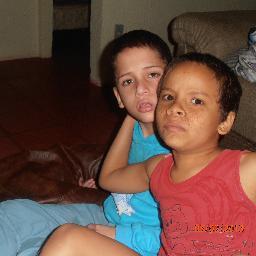 Sou sincera,amiga,carinhosa, sou bastante eclética, gosto muito de malhar,estudar e passar a maior parte do meu tempo com meus filhos.