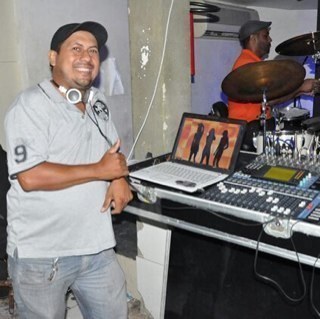 Sou Técnico de Audio da @VenezaBancarios, também passo som de bandas. Contatos: 8806-7406
