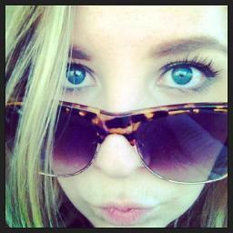 taniamarcial's profile picture. Hija, hermana, novia, amiga y copywriter, pero antes que nada cantante de ducha y amante de lo extraordinario :)