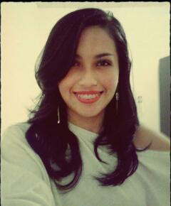 I'm not a girl, not yet a woman
All I need is time
A moment that is mine
While I'm in between (8) - Princesa do Weslen Arduini 3