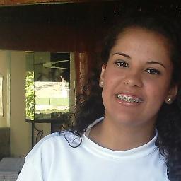 leoninaa ♌ ,chata,simpatica,ignorante as vezes,vaidosa e carinhosa.E outras qualidades e defeitos basta me conhecer melhor qe ao longo do tempo eu mostro.