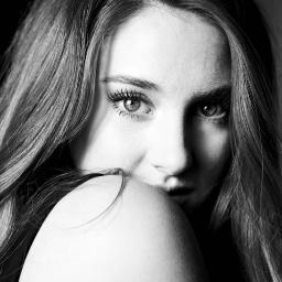 Girl.Divergent, from Erudite. I'm Brazilian and I love BRIGADEIRO. Team Delena and POTTERHEAD always! Oh, sorry dad, I'm a demigod too!
