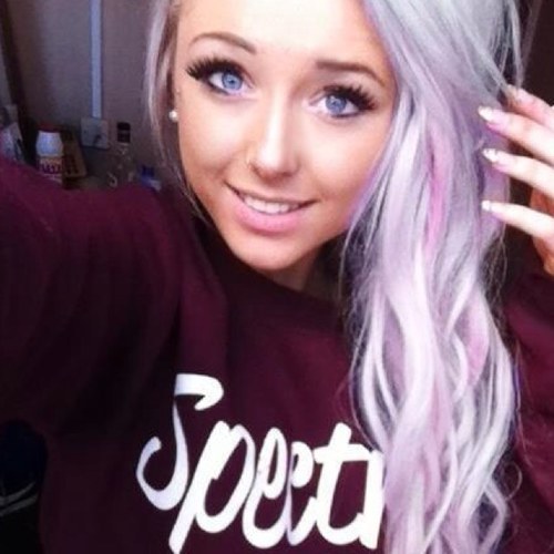 Chloe Harwood, young beautiful YouTube singer. Follow her at @chloeharwood :) x