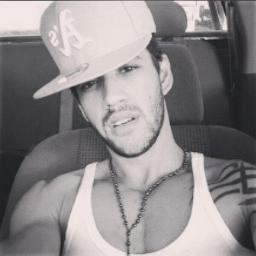 @Gusttavo_lima Essa maldita distância que me impede de te abraçar forte e dizer o quanto eu preciso de você sempre. Te amo .
