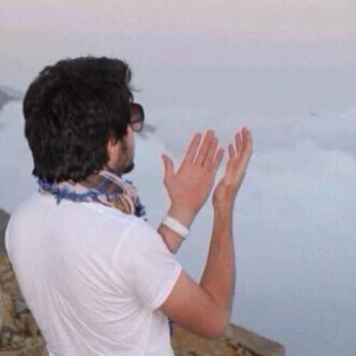 تخبرُنا الصداقة ؛ أن السعادة لا تحتاج لِحبيبّ. ( الصداقة مشروع حب ، والحب مشروع جرح ) -الخاص مهمل - انديانا