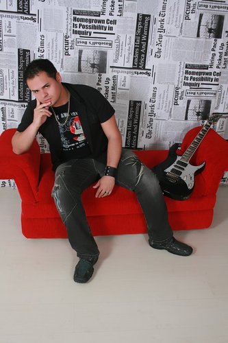 Meu nome é Douglas Dias, sou guitarrista da Banda Toque do Espirito!! Sou cristão, casado...