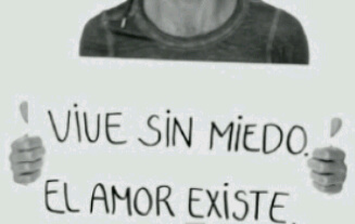 El amor no tiene historia, no tiene pasado ni presente, no le interesa el futuro, el amor es simplemente eso... Amor, no mas, no menos.