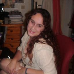 Estudiante frustrada, profesora por amor al arte, y amante de París y todo lo francés en general... Futura madrastra malvada pelirroja de peli Disney =)