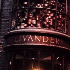 Tienda de varitas para magos y brujas a cargo de  @SirOllivander. Dicen que cada varita escoge a su mago. Ven y compruébalo. #Pottertty