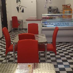 -Permanently closed- Pancake & Waffle 50's themed diner. Also selling paninis, hotdogs, milkshakes. Choice of savoury or sweet pancake or waffle.