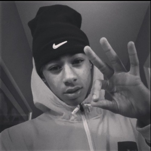 19|Gay|#TeamLightSkin|#TeamTatted & Living life to the fullest with no regrets.