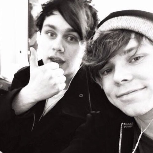 4 best friends brought together by 4 Aussies | Lipi ~ Paula ~ Aiman ~ Shweta | Follow our personals @rockmeirwin @CLAM5SoS @Sparksof5sos @cliffordcupcake | 0/4