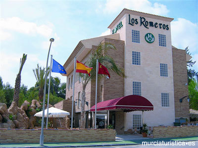 Situado en la calle D nº 1 en la urbanización Los Romeros de Las Torres de Cotillas(Murcia).Contamos con 16 habitaciones y cafetería con terraza. 968 38 74 20