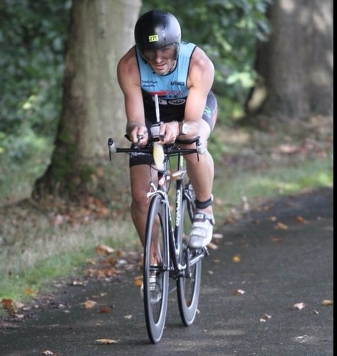 Quizmaster-Klootschutter die graag plaatjes draait en onder invloed van streekbieren triatlons afwerkt