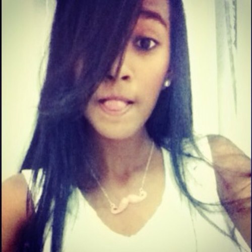 “Confesso que metade de mim é poesia, consigo vê-la em tudo ao meu redor que lembre beleza.”
