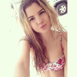 Hey I'm Stacey! I'm an 18 yr old fangirl followed by 3/5 and Justin 3
