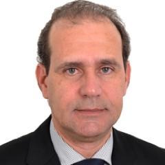 Abogado, Jurista, profesor de Derecho Privado, amante de la música instrumental, el saxo romántico, el cine y la literatura.