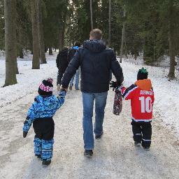 New product developer and father of 3. Engineering, reading and building. Passion for footy and hockey.