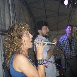 Tifosa granata, adora la pizza, per hobby canta e dipinge