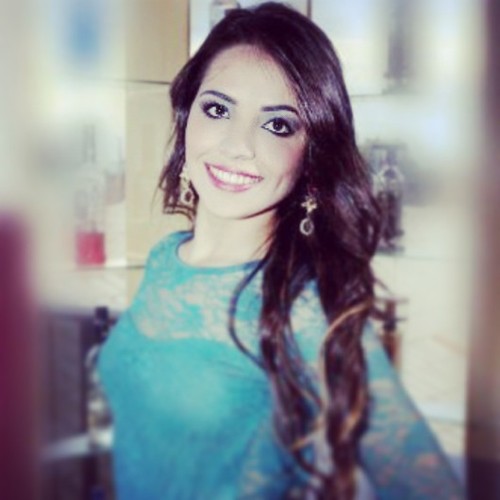 Sou fria, irônica, chata, alegre, eu
choro, dou risadas, sinto raiva,
amo, sou boba, carinhosa, brinco.
Mais não sou perfeita, acostume-
se! =D