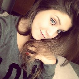 Adoro pizza,Andar de Skate,jogar bola sou Fã One Direction,Sou solteira tenho 16 anos e e isso bjks