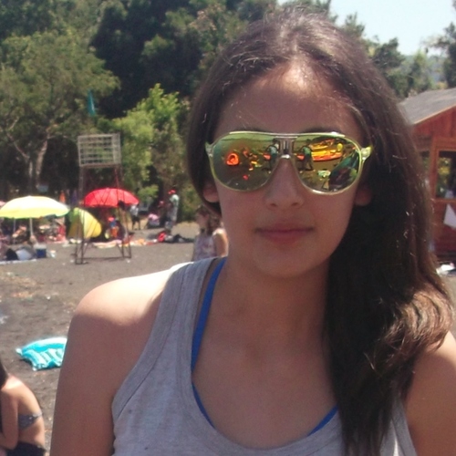 ( I am sports lover music laugh love life)
Soy amante de los deportes música de la vida reír amar