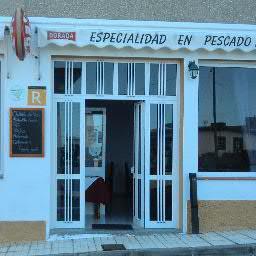 Ofrecemos alimentos cocinados al momento y de gran variedad como Camarones Lapas Pescado fresco Carne ecológica Pizzas pastas lasaña ensaladas Quesos Herreños