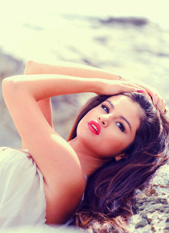 Here to support the talented Selena Gomez- hashtag beauty queen. #ProudBeingMuslim