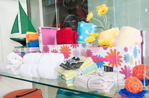 Somo una empresa dedicada a la personalización de todo tipo de artículos, trabajamos con el sistema de láser y bordado mas avanzado del país. TIROSH.