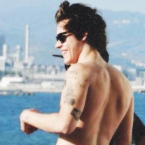 Estamos aqui por 4 británicos y 1 irlandés pero esta cuenta es sobretodo de @Harry_Styles , @XaviMartinez, gracias por todo eres mi vida.