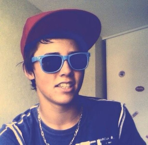 Petit Youtuber , membre de la #BLaD 
Chaine Youtube :http://t.co/X29kKd8L 
MONSTER FUCK A TOUS :D