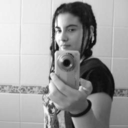 La música es el único camino hacia la felicidad, siempre te acompaña siempre te ayuda, sin música no nos queda nada.
