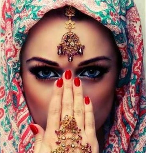لا تُحآول الوصُول الى إنسآن . . لآ يحَاول الوصَوُل اليگ ، ، وَلآ تُحآرب العالم مـن أجل إنسآن . . لآ يستطِيع مُحآربة گبريائہ من أجلگ ..