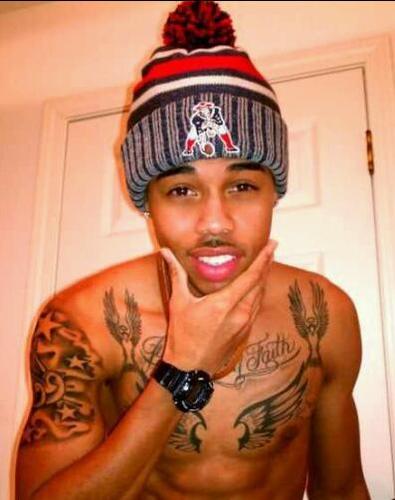 Sexy Dude, looking for that right light skinned girl (;