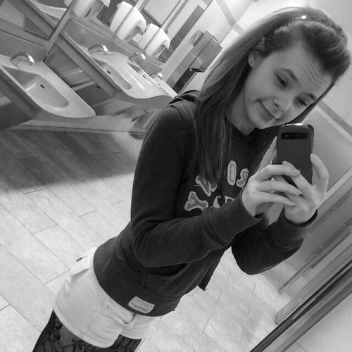 I'm Jill c: Alternative & Country Music* Awkward & Complicated. Follow my Best friend @Breezy_Ashleyxo Follow me on IG @jillyybeanx3 •