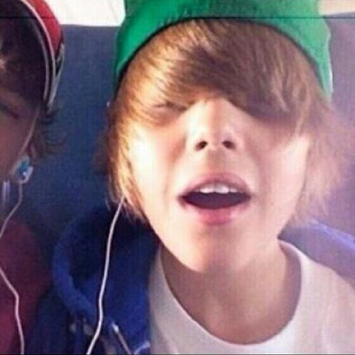 I tweet rare pictures of Justin Drew Bieber