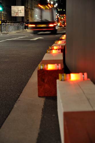 BATTERY POWERED LV SITE LIGHT FOR SCAFFOLDING, HOARDING, BULK TIMBERS, HERAS FENCING AND ROADWORKS