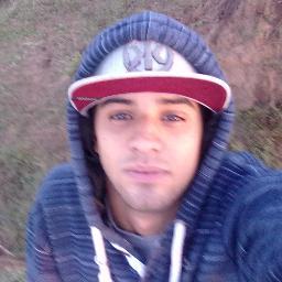 ''Nao me julgue,Nao me critique,Apenas me aceite.Nao nasci para correspoder  expectativas e sim para ser feliz