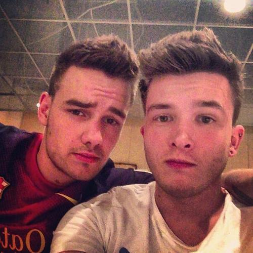 One Direction? Sillon y Escaleras? Cucharas? Gatos?,Vas Happenin? Carrots? Nandos? Lugar Correcto♥Owner: @VickySantos27