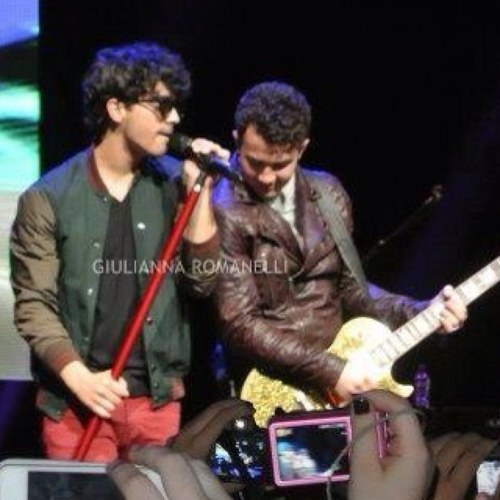 Sete amigas que são fãs de @OneDirection e @JonasBrothers mas falam de qualquer coisa e amam outros fandoms. Jonas seguem desde 18/03/11. Since 17/11/2010
