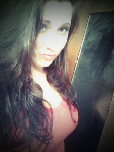 DanielleM210's profile picture. facebook. tumblr. instagram. kik.