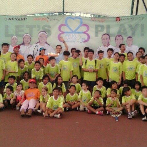 kami adalah sekolah tenis yang di gawangi oleh ex pemain2 nasional tenis indonesia...come and join us.lets play