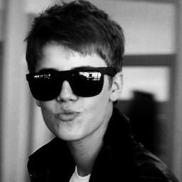 ask for follow back cus im awesome. one direction rocks my life!!